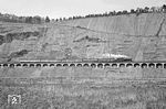 Harmonisch fügt sich die Eisenbahn mit 023 069 vor P 2457 auf dem Pündericher Hangviadukt in die Mosellandschaft ein. Heute ist die Wiese am Moselufer bewaldet, sodass solche Fernschüsse nicht mehr möglich sind. (01.04.1971) <i>Foto: Wolfgang Bügel</i>