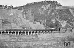 Am Ende des Pündericher Hangviadukt taucht 023 069 mit P 2457 in den 459 m langen Prinzenkopftunnel ein, auf dessen anderer Seite Bullay liegt. (01.04.1971) <i>Foto: Wolfgang Bügel</i>