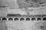 Zum Abschluss noch ein Teleschuss auf die Ehranger 044 367, die mit Gag 5788 über das Pündericher Hangviadukt rollt. Die Winzer beklagten noch Jahre später den Wegfall der Dampfloks. Ihren Aussagen nach hatten die Abdämpfe den Weinen eine subtile rauchige Note verliehen. (01.04.1971) <i>Foto: Wolfgang Bügel</i>