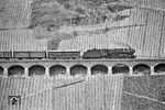 Einen Güterzug in Richtung Koblenz bespannte die Ehranger 044 380 (ex 44 1380) auf dem Pündericher Hangviadukt. (01.04.1971) <i>Foto: Wolfgang Bügel</i>