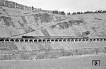 001 150 mit P 2452 (Koblenz ab 12.40 Uhr - Trier an 14.59 Uhr) auf dem Pündericher Hangviadukt. (01.04.1971) <i>Foto: Wolfgang Bügel</i>