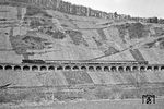 Das 786 m lange Pündericher Hangviadukt ist etwa zehn Meter hoch und weist 92 Bögen auf. Jeder der Bögen hat eine lichte Weite von 7,20 m, die Pfeiler sind 1,30 m stark. Die Brücke besteht aus Bruchsteinen aus einem nahegelegenen Steinbruch und Ziegelsteinen, die von Ziegeleien aus Merl und St. Wendel geliefert wurden. Insgesamt wurden 19.000 m­³ Mauerwerk verbaut. Die Fertigstellung erfolgte am 7. Oktober 1880. 91 Jahre nach Fertigstellung befährt die Ehranger 001 150 das Viadukt mit P 2452 nach Trier. (01.04.1971) <i>Foto: Wolfgang Bügel</i>