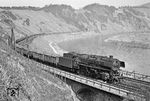 Einzelne, besonders schwere Züge wurden wegen der Elektrifizierungsarbeiten in den Tunneln mit Diesellok nachgeschoben, um die Rauchbelastung im Tunnel zu reduzieren. Solch ein Zug war Gag 6168, der an diesem Tag mit der Ehranger 044 653 (ex 44 1653) bei Pünderich unterwegs war. Nachschieber vom Dienst war bei diesem Zug die Trierer 290 134, die in dem hinter Pünderich gelegenen Reilerhals-Tunnel die Hauptlast der Traktion übernehmen musste.  (01.04.1971) <i>Foto: Wolfgang Bügel</i>