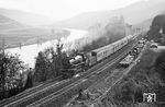 Nach dem Halt im Bahnhof Pünderich (im Hintergrund) beschleunigt 023 041 (Bw Saarbrücken) den P 2459 nach Bullay ziemlich saft- und kraftlos aus dem Bahnhof. (01.04.1971) <i>Foto: Wolfgang Bügel</i>