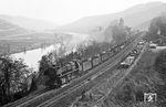 Damaliger Mosel-Alltag mit der Ehranger 044 184 (ex 44 1184) vor einem Koks-Leerzug, der soeben den Reilerhals-Tunnel passiert hat und nun für den Rest der Strecke bis Koblenz direkt an der Mosel entlang fährt. Die rechts abgestellten Bauzugwagen zeugen von den auf Hochdruck laufenden Bauarbeiten im Tunnel, in dem für die Elektrifizierung eine Gleisabsenkung vorbereitet wurde. (01.04.1971) <i>Foto: Wolfgang Bügel</i>
