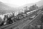 Dem leeren Kokszug folgte 044 482 (Bw Ehrang) mit einem internationalen Durchgangsgüterzug aus überwiegend vierachsigen französischen Gs-Wagen. Der Bahnhof Pünderich wurde als Haltestation 1973 aufgelassen, das Empfangsgebäude fiel 1974 der Spitzhacke zum Opfer. (01.04.1971) <i>Foto: Wolfgang Bügel</i>