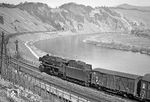 Die Ehranger 044 482 rollt das Moseltal bei Pünderich hinab. Links steht das Einfahrsignal und Ausfahrvorsignal des Bahnhofs. Im Hintergrund ist am Ende des Hangbauwerks der Prinzenkopftunnel zu sehen. (01.04.1971) <i>Foto: Wolfgang Bügel</i>