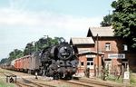 Der Schildermaler in Jävenitz hatte wohl viele Aufträge an Land gezogen. Davon unbeeindruckt zog 41 1079 vom Bw Oebisfelde den N 62731 nach Stendal durch den Bahnhof. (10.07.1983) <i>Foto: Helmut Dahlhaus</i>