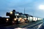 In Dorsten war es schon merklich dunkler geworden. Die neun Minuten Aufenthalt des N 2620 nach Oberhausen reichten für eine Stativaufnahme der 41 083 aber locker aus. (01.09.1968) <i>Foto: Helmut Dahlhaus</i>