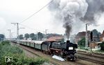 Am zweiten Tag des Dampflok-Abschiedsfests in Rheine (Sonntag, 11. September 1977) brachte 042 096 den gut besetzten Sonderzug E 26462 aus Leer (ab 11.18 Uhr) nach Rheine, hier zu sehen bei der Ausfahrt aus Salzbergen. (11.09.1977) <i>Foto: Helmut Dahlhaus</i>