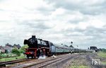 Am 23. Mai 1981 setzte die Stoom Stichting Nederland ihre 41 105 mit einem Sonderzug auf der Strecke Rotterdam – Breda – Roermond – Sittard – Schaesberg – Simpelveld – Valkenburg – Heerlen – Eindhoven – s‘-Hertogenbosch – Rotterdam ein. Auf dem nicht elektrifizierten Abschnitt in der Provinz Limburg wurde der Sonderzug 63501 in Simpelveld abgepasst. (23.05.1981) <i>Foto: Helmut Dahlhaus</i>