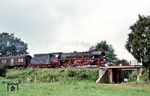 042 113 mit E 2731 (Düsseldorf – Recklinghausen – Rheine ab 8.10 Uhr – Norddeich Mole) an einer niedrigen Straßenunterführung in Elbergen. Lt. Aufzeichnung eines im Zug mitfahrenden Eisenbahnfreundes war der Fahrplan an diesem Tag auf der Emslandstrecke mächtig durcheinander geraten und der Zug war mit 120 Minuten Verspätung unterwegs. (17.08.1974) <i>Foto: Helmut Dahlhaus</i>