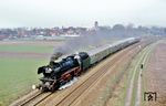 Am 13. März 1977 veranstalteten die Eisenbahnfreunde Hannover und die DGEG eine „Sonderfahrt mit Diesel-, Dampf- und Oldtimer-Ellok“ durchs Emsland, die wegen der starken Nachfrage eine Woche später wiederholt wurde. Der von Hannover über Bremen und Oldenburg mit 220 084 bespannte Sonderzug wurde in Leer (Ostfriesl) geteilt. Der erste Zugteil wurde von 042 903 übernommen, der zweite von 042 113, die hier bei Aschendorf vorbeirauscht. (13.03.1977) <i>Foto: Helmut Dahlhaus</i>