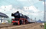 Am 14. und 15. Mai 1977 führte die BD Hannover Sonderfahrten von Hannover nach Duisburg und zurück durch. Kurz vor Hamm (Westf) passiert 042 113 mit Sonderzug D 16240 das Stellwerk "Hef" des Bahnhofs Heessen. Im Hintergrund sind die Anlagen der damals bereits stillgelegten Zeche "Sachsen" zu erkennen. (15.05.1977) <i>Foto: Helmut Dahlhaus</i>