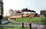 042 113 auf der Rückfahrt nach Hannover mit Sonderzug D 16241 in der Löhner Kurve in Osnabrück. (15.05.1977) <i>Foto: Helmut Dahlhaus</i>