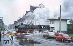 Am Wochenende 21. und 22. Mai 1977 veranstaltete die DB ein "Dampflok-Abschiedsfest im Bundesbahn-Betriebswerk Gelsenkirchen-Bismarck". Bei typischem Sonderfahrtenwetter war der Zubringerzug E 20448 aus Rheine mit 042 113 zwischen Wanne-Eickel Hbf und Wanne-Unser Fritz unterwegs. (21.05.1977) <i>Foto: Helmut Dahlhaus</i>