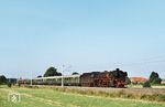 Der Sonderzug war für die Rückfahrt in Emden geteilt worden, weshalb 042 113 bei Leer (Ostfriesl) mit E 28272 nur sechs Wagen am Haken hatte. Den zweiten Teil (E 26572) bespannte 043 903. (24.09.1977) <i>Foto: Helmut Dahlhaus</i>
