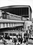 Im dritten Kriegsjahr scheint in der Reichshauptstadt noch weitgehende Normalität am Bahnhof Zoologischer Garten zu herrschen. Um 15.40 Uhr ist auf Gleis 1 der SFR 177 (Schnellzug für Fronturlauber) eingefahren, während am darunter haltenden Straßenbahnwagen 3567 auf der Linie 6 (Turmstraße - Schöneberg - Britz - Neukölln - Treptow - Alexanderplatz) der "zivile" Fahrgastwechsel stattfindet. Der seit 1936 laufende Umbau des Bahnhofs ist nahezu abgeschlossen. Es fällt allerdings auf, dass die Halle im Krieg nicht mehr verglast wurde. (1942) <i>Foto: RVM (Ittenbach)</i>