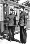 Mit der 1942 begonnenen Kampagne "Die deutsche Frau steht ihren Mann" suchte die Reichsbahn Ersatz für die zum Kriegsdienst einberufenen Männer. Als „kriegswichtiger und lebendiger Einsatz“ beworben, entstanden Werbebilder wie diese auf dem Berliner S-Bahnhof Pankow-Heinersdorf, die Frauen zum Einsatz bei der Reichsbahn bewegen sollten. (1942) <i>Foto: RVM (Ittenbach)</i>