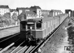 Ein S-Bahnzug der Bauart Stadtbahn (ET/ES/EB 165) während des Zweiten Weltkrieges bei der Ausfahrt aus dem Bahnhof Bornholmer Straße in Richtung Wollankstraße nach Velten (Zuggruppe 2 Velten—Lichterfelde Süd). (1942) <i>Foto: RVM (Ittenbach)</i>