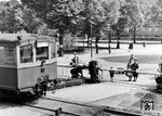 Ein ET 165 der Bauart "Stadtbahn" passiert am Bahnhof Tegel den Bahnübergang Dietrich-Eckart-Straße (heute Gorkistraße). (1942) <i>Foto: RVM (Ittenbach)</i>