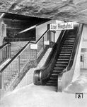 Eine sog. "Fahrtreppe" der Fa. Carl Flohr aus Berlin im Bahnhof Schöneberg. Im Juli 1925 wurde die erste Fahrtreppe (ugs. Rolltreppe) im Kölner Kaufhaus Tietz in Betrieb genommen. Schnell erkannte die Reichsbahn auch die Vorteile dieser Erfindung. Bei ihr kamen bereits ab Anfang der 1930er Jahre Fahrtreppen mit automatischer Schaltung über eine Fußtrittschaltung zum Einsatz wie diese. (1933) <i>Foto: RVM</i>