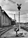 Am 1. Februar 1929 wurde der elektrische S-Bahn-Betrieb in Berlin aufgenommen. Auf dem Gelände des bisherigen Dampflok-Bw in Westend entstand dabei neben den Ringbahngleisen von und nach Jungfernheide ein S-Bahnbetriebswerk (Foto). Dieses bestand aus vier Abstell- sowie drei Schuppengleisen. Im Zweiten Weltkrieg wurde es 1944 schwer beschädigt und war bis 1947 stark eingeschränkt in Betrieb. Auf eine vollständige Wiederinstandsetzung wurde verzichtet; die Aufgaben übernahm das Bw Papestraße.  (1942) <i>Foto: RVM (Ittenbach)</i>