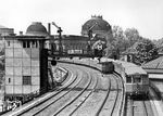 Auf der Berliner Stadtbahn begegnen sich 1942 zwei S-Bahnzüge der Baureihe ET/EB/ES 165 westlich des Haltepunktes Börse (heute Hackescher Markt). Der entgegenkommende Zug vom Südring fährt nach Mahlsdorf. Im Hintergrund ragt auf der Museumsinsel die Kuppel des Kaiser-Friedrich-Museums (heute Bodemuseum) empor. Am linken Rand des Stadtbahnviaduktes zieht das mit chromgelben Fliesen verkleidete und recht außergewöhnlich bezeichnete Fernbahn-Stellwerk "Block Busch" die Blicke auf sich. Erbaut 1932 erhielt es seinen Namen wegen des in unmittelbarer Nachbarschaft gelegenen Stammhauses des Circus Busch – einem imposanten Rundbau, der 1937 allerdings einer Straßenbegradigung weichen mußte. (1942) <i>Foto: RVM (Ittenbach)</i>