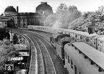 Blick aus der Blockstelle Busch in Richtung Kaiser-Friedrich-Museum (Bodemuseum) auf einen Fernbahnzug mit einer preußischen S 10 und einem parallel fahrenden S-Bahnzug der Baureihe ET/EB 166 oder 167, die beide in Richtung Friedrichstraße unterwegs sind. (1942) <i>Foto: RVM (Ittenbach)</i>