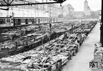 Während des Zweiten Weltkriegs wurden große Teile des Berliner U-Bahn-Netzes beschädigt oder zerstört. Die zerstörten U-Bahnwagen wurden in der BVG-Hauptwerkstätte Seestraße gesammelt.  (09.10.1944) <i>Foto: BVG</i>
