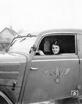 Eine Kraftfahrerin der Reichsbahn-Kraftfahrstelle Ulm. Auch hinter dem Steuer mussten Frauen während des Zweiten Weltkriegs den kriegsbedingten Männermangel ausgleichen. Der weibliche Arbeitseinsatz erfolgte aufgrund einer Notdienstverordnung vom 15. Oktober 1938, nach der zur Bekämpfung öffentlicher Notstände Bewohner des Reichsgebiets zur Erfüllung hoheitlicher Aufgaben herangezogen werden konnten. Dem folgte kurz nach Ausbruch des Krieges am 15. September 1939 eine Durchführungsverordnung, nach der Frauen explizit nicht nur für den Zivileinsatz rekrutiert werden konnten, sondern z.B. auch als Wehrmachthelferinnen. Voraussetzung für den Einsatz war, familiär ungebunden, ledig oder zumindest kleinkinderlos zu sein. Lässt man die schrecklichen Umstände außer Acht, fanden sich die Frauen hier erstmals in einer Rolle wieder, in der sie sich zumindest teilweise aus der finanziellen Abhängigkeit der Männer befreiten konnten und eine gewisse Selbstbestimmung erlangten; alles Dinge, die eigentlich diametral dem propagierten Frauenbild des Nationalsozialismus von Küche und Kinder widersprachen. Frauen setzten sogar in einigen Bereichen durch, wo sie unentbehrlich geworden waren, wie zum Beispiel als Schaffnerinnen in den Verkehrsbetrieben, dass sie in gleicher Höhe wie ihre männlichen Vorgänger bezahlt wurden. Mit Ende des Krieges waren alle Errungenschaften für Frauen passé. Insbesondere die Bundesrepublik war von einem starken Kontrast zwischen dem im Grundgesetz verankerten Prinzip der Gleichberechtigung und der gesellschaftlichen Realität geprägt, als Frauen zurück in die Rolle als Hausfrau gedrängt wurden. (1942) <i>Foto: RVM</i>