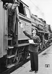 Übergabe von Wagenliste und Bremszettel vom Zugführer an den Lokführer der Würzburger 01 130 in Würzburg Hbf. (1955) <i>Foto: Günter Hünerfauth</i>