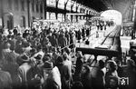 Nachmittäglicher Berufsverkehr in Hamburg-Altona. Im Hintergrund warten zwei Wechselstrom-Triebzüge der Baureihe ET 99. (1952) <i>Foto: Walter Hollnagel</i>