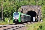 Den eintönigen Nahverkehr auf der Ruhr-Sieg-Strecke bestreiten neben den VIAS-Triebwagen die Triebwagen von DB-Regio. 3427 013 verlässt als RE 22088 (Dortmund - Siegen) den Rahrbacher Tunnel bei Welschen Ennest. (11.08.2025) <i>Foto: Joachim Bügel</i>