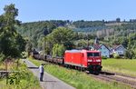 185 171 rollt mit EZ 51334 (Kreuztal - Hagen-Vorhalle) bei Benolpe zu Tal. Der Lokführer wird von Joachim Schmidt begrüßt. (11.08.2025) <i>Foto: Joachim Bügel</i>