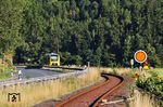 Ein Zug der Hessischen Landesbahn wendet ca. 1 km hinter der Haltestelle Aue-Wingeshausen. Dafür wurde extra eine sog. "Haltvorscheibe" aufgestellt, die eine Sh2-Scheibe (Schutzhalt) ankündigen soll. Das Signal entspricht aber nicht dem gültigen Signalbuch, sondern stammt aus der Zeit der DV 301 der DR, ist also streng genommen ein ungültiges Signal. Grund für die kuriose Wendestelle der Züge ist übrigens, dass man die Kontakte eines Bahnübergangs freifahren muss. (11.08.2025) <i>Foto: Joachim Bügel</i>