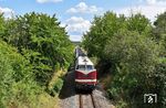 Mit einem Schotterzug nach Wustermark kommt 118 719 der PRESS bei Thallwitz auf der Bahnstrecke Wurzen–Eilenburg angedieselt. (25.07.2025) <i>Foto: Ralf Opalka</i>