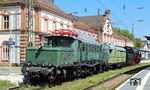 Zum Bahnhofsfest in Seebrugg am 16./17. August 2025 überführte E 94 088 die Dampflok 23 042. Im Bahnhof Rastatt gab es eine kleine Pause, da die 23er dort Wasser nahm. (11.08.2025) <i>Foto: Thomas Gries</i>