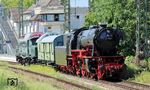 Überführung der Dampflok 23 042 durch E 94 088 bei der Einfahrt in den Bahnhof Rastatt. Da konnte sogar die Fahrdienstleiterin auf Stellwerk "Rf" einem Foto nicht widerstehen. (11.08.2025) <i>Foto: Thomas Gries</i>