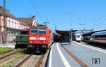 Beim Aufenthalt der Überführungsfahrt von E 94 088 nach Seebrugg war im Bahnhof Rastatt auf einmal richtig was los. Während 146 231 mit RE 4725 nach Konstanz auf die Abfahrt wartet, rauschen zwei ICE durch den Bahnhof. (11.08.2025) <i>Foto: Thomas Gries</i>