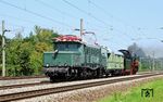 Nach dem Wasserhalt in Rastatt geht es für E 94 088 und 23 042 im Schlepp bei Ottersweier weiter in den Schwarzwald nach Seebrugg. (11.08.2025) <i>Foto: Thomas Gries</i>