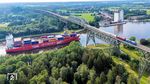 Mit 132 Minuten Verspätung rumpelte der IC 2215 nach Köln an diesem Tag über die Hochdonner Brücke. Zuglok 218 373 hatte schlapp gemacht und PRESS 218 056 musste den Zug alleine befördern. Durch den Nord-Ostsee-Kanal schippert gerade ein imposantes Containerschiff. 2006 war der Mittelteil der Brücke in einer spektakulären Aktion ausgetauscht worden, weil mehrfach Schiffe die Brücke gerammt hatten. Die Schiffe waren immer wieder umgebaut worden und so höher geworden. Eine reale Höhenkontrolle gab es bis dahin weder in Brunsbüttel noch in Kiel; man verließ sich auf die Datenblätter... (19.07.2024) <i>Foto: Joachim Schmidt</i>