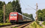 Bei Außentemperaturen von bis zu 36 Grad war es 402 026 wohl zu warm geworden und bedurfte der Hilfe von 101 118, die ihn als FbZ 27870 ins Werk nach Köln-Nippes schleppte, aufgenommen bei Solingen-Ohligs. (13.08.2025) <i>Foto: Joachim Bügel</i>