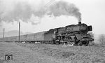 001 008 mit E 1863 nach Hof in der "Goldbergkurve" hinter Marktschorgast. (09.04.1971) <i>Foto: Burkhard Wollny</i>