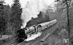 001 126 erklimmt mit E 1655 nach Hof die 'Schiefe Ebene'. (12.04.1971) <i>Foto: Burkhard Wollny</i>