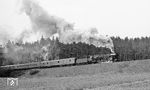 001 164 kämpft sich mit dem E 1655 nahe der ehemaligen Bk Streitmühle die 'Schiefe Ebene' hinauf.  (09.04.1971) <i>Foto: Burkhard Wollny</i>