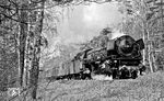 001 180 mit dem D 853 kurz hinter der Straßenbrücke der B 303 auf der 'Schiefen Ebene'. (12.04.1971) <i>Foto: Burkhard Wollny</i>
