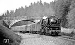 001 190 mit E 1794 nach Stuttgart auf dem ehemals zweigleisigen Streckenabschnitt zwischen Marktschorgast und Falls. (09.04.1971) <i>Foto: Burkhard Wollny</i>