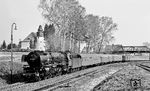 001 190 rollt mit E 1648 nach Kaiserslautern durch den Bahnhof Marktschorgast in die nachfolgende 'Schiefe Ebene' nach Neuenmarkt-Wirsberg. An der Zugspitze sind die Kurswagen nach Bremerhaven-Lehe (D 586 ab Würzburg), Dortmund (D 626 ab Würzburg) und Paris Est (D 256 ab Kaiserlautern) eingestellt. (12.04.1971) <i>Foto: Burkhard Wollny</i>