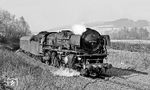 Anfang 1971 besaß das Bw Hof noch 14 Loks der Baureihe 01 mit Neubaukessel. Trotz des Zugangs von 001 190 aus Braunschweig schmolz der Bestand Ende 1971 auf 10 Loks zusammen. Wegen Fristablaufs wurde 001 210, die hier mit dem D 853 nach Hof in der großen S-Kurve zwischen Marktschorgast und Falls unterwegs ist, bereits 2 Wochen später am 26.04.1971 abgestellt. (09.04.1971) <i>Foto: Burkhard Wollny</i>